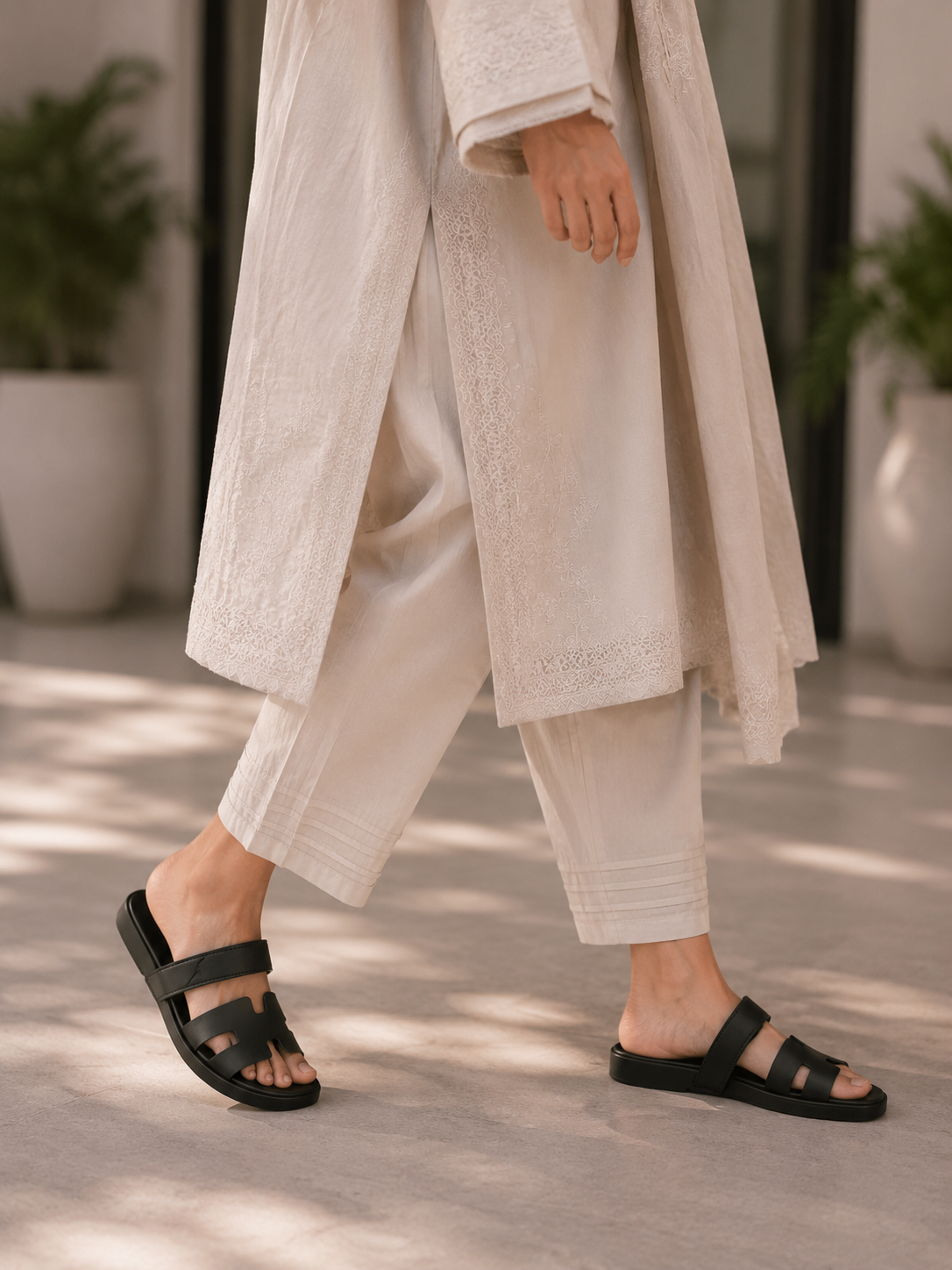 HMES CHYPREE SANDALS - BLACK