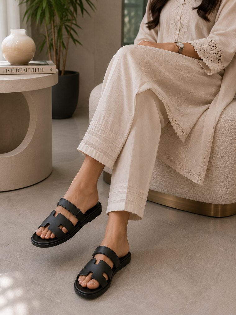 HMES CHYPREE SANDALS - BLACK